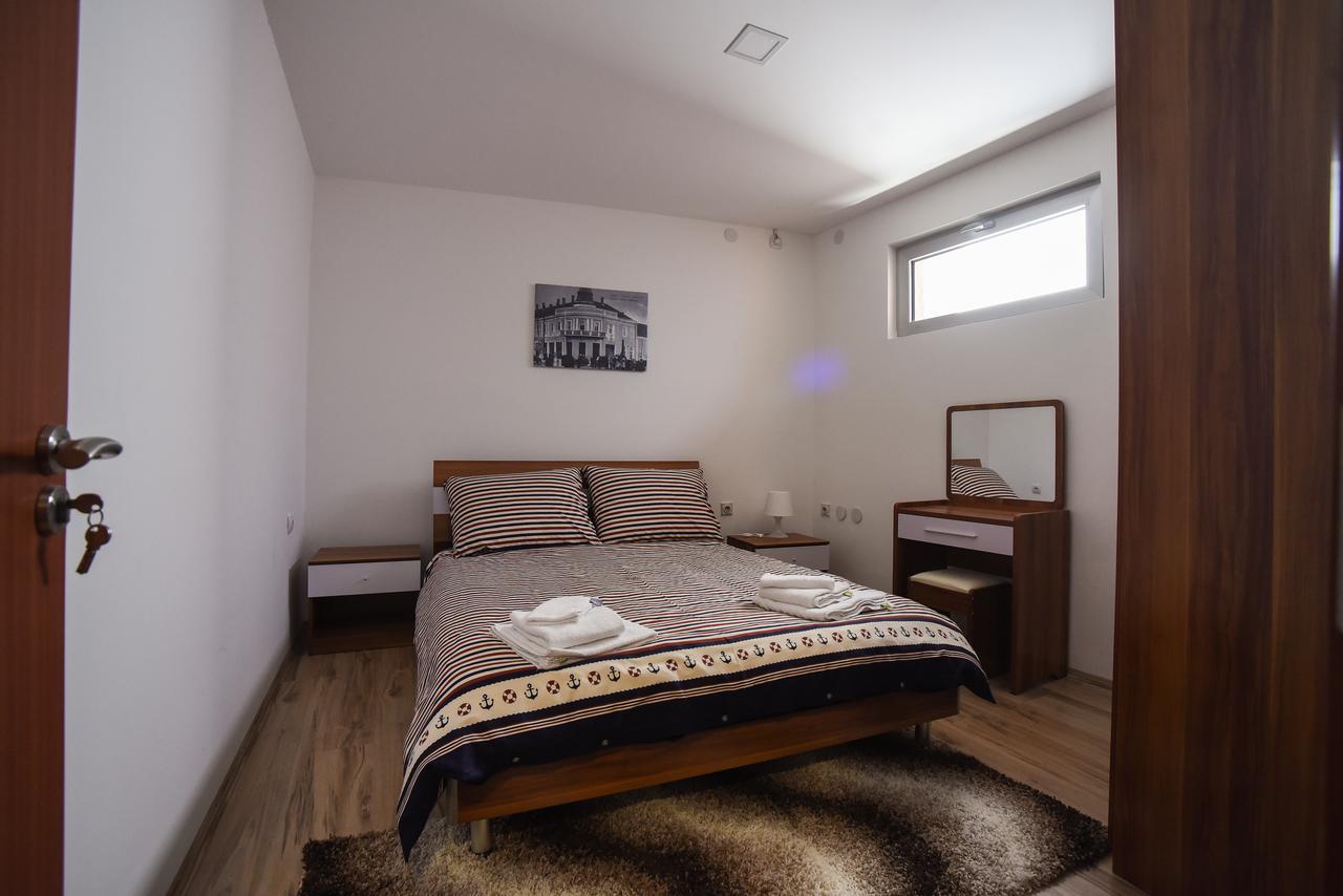 City Center Apartments Pirot Exteriör bild